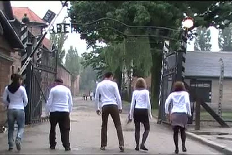 I will survive в Освенциме спровоцировал мировой скандал (видео)