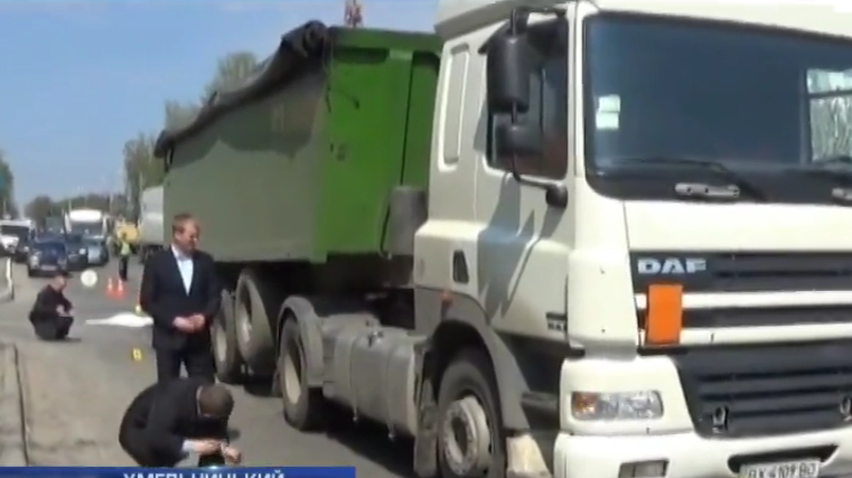 У Хмельницькому вантажівка на переході збила дитину