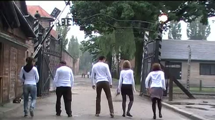 I will survive в Освенциме спровоцировал мировой скандал (видео)