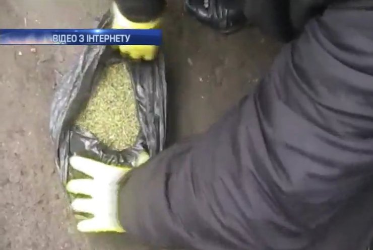 На Буковині затримали наркоділка із 4 кілограмами марихуани