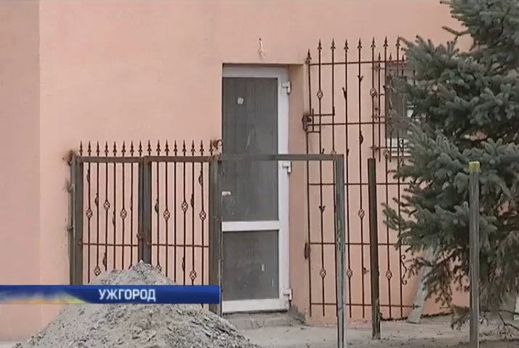 Чиновник в Ужгороді зробив власний під’їзд у багатоповерхівці (відео)
