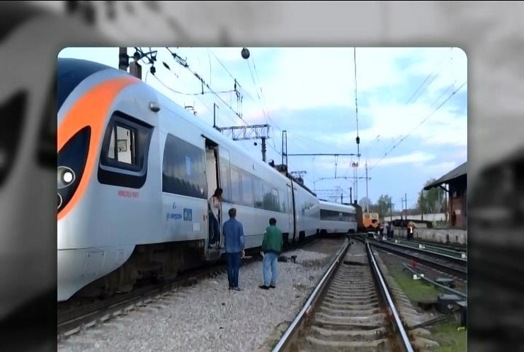 На Харьківщині потяг зійшов з рейок через помилку диспетчера