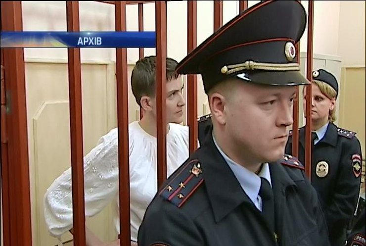 Надію Савченко водять в душ в наручниках