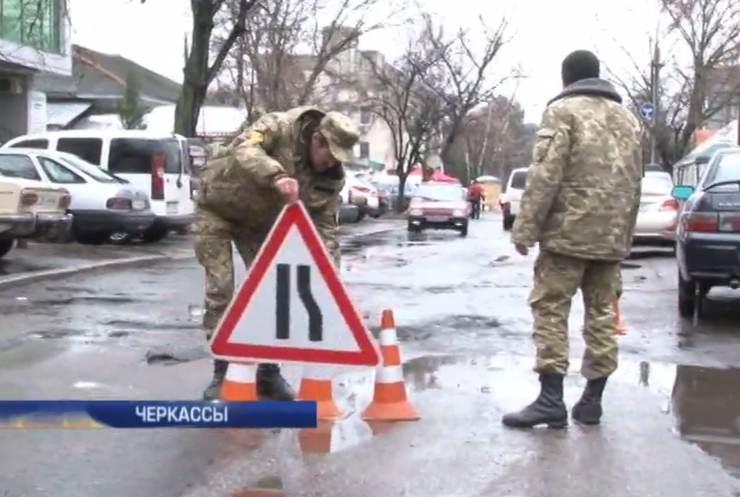 В Черкассах бойцы с Донбасса отремонтировали дорогу