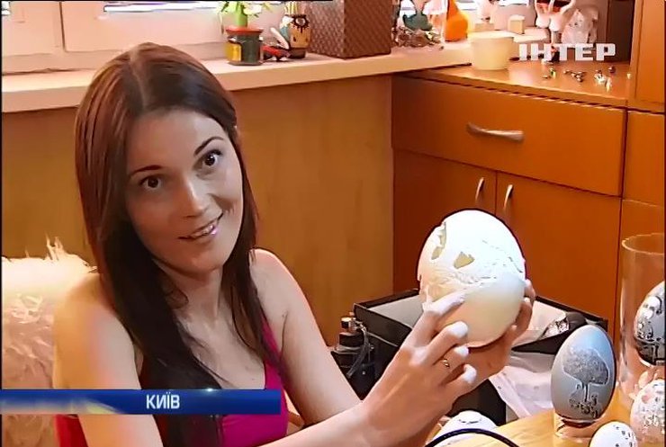 Майстриня з Києва вирізає писанки зі страусиних яєць