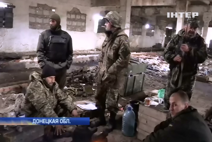 Под Донецком террористы обстреливают военных из артиллерии и танков