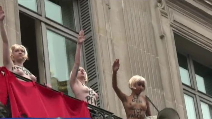 Голые FEMEN пытались сорвать праздник в Париже 