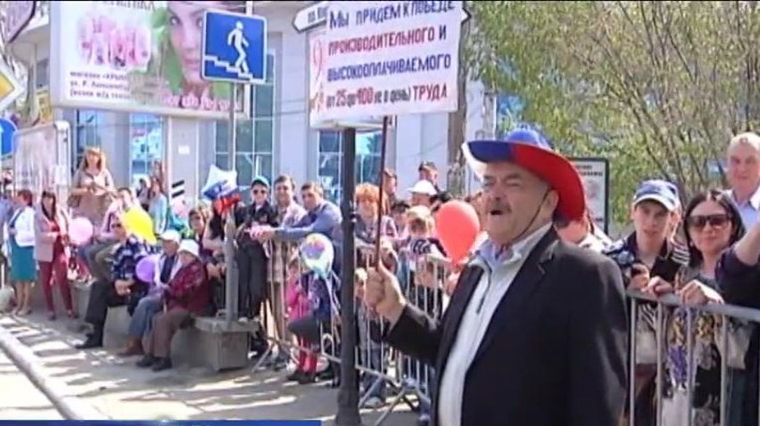 В Симферополе на Первомай пускали через металлоискатели (видео)
