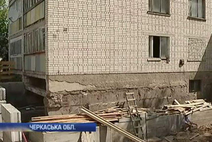 На Черкащині бізнесмен тероризує людей будівницвом магазину
