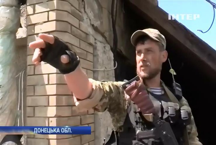 Мар'їнку під Донецьком обстрілюють з танків