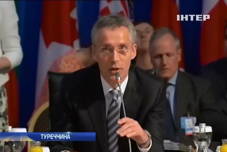 У Туреччині НАТО обговорює врегулювання кризи в Україні