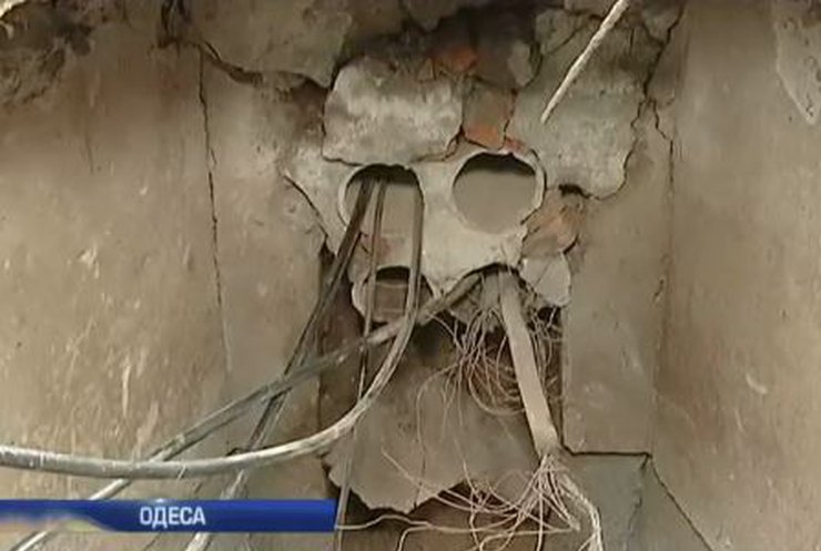 В Одесі вибухом розірвало телефонні кабелі
