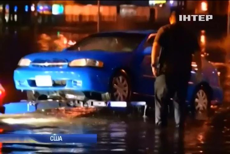 У Каліфорнії вода змиває автомобілі на дорогах