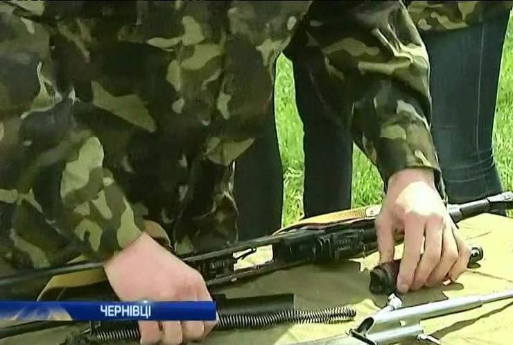 Діти Чернівців вчилися метати гранати та розбирати автомат