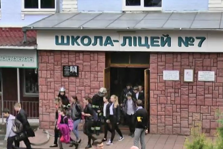 У Вінниці учнів навчали евакуації із замінованої школи (відео)