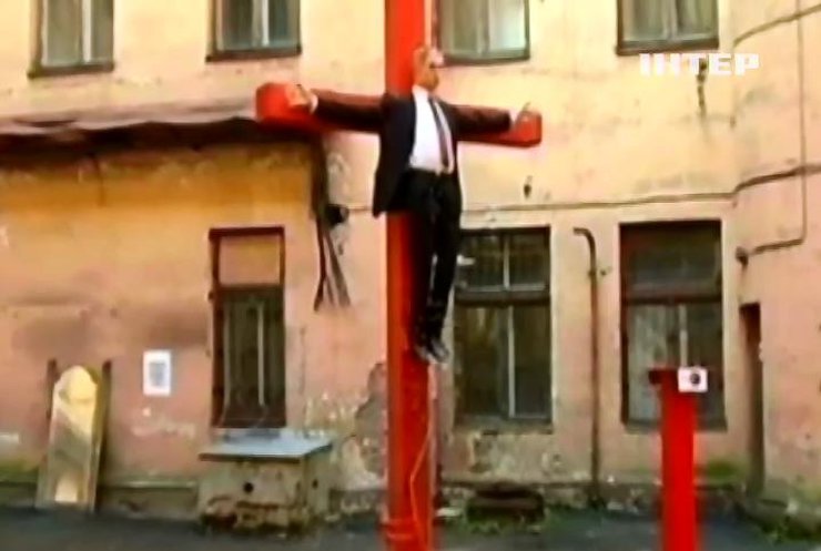 У Латвії зняли з хреста Путіна