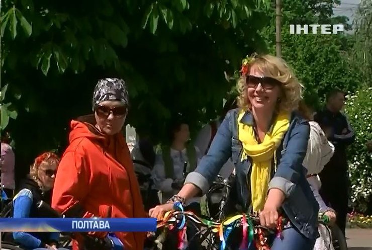 У Полтаві жінки провели парад на велосипедах