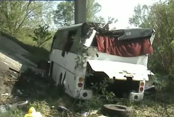 Автобус упал с моста в Кировоградской области (видео)
