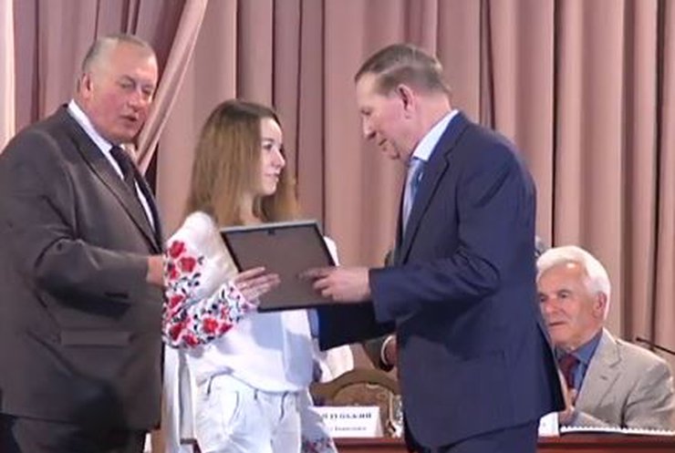 Кучма наградил студентов за работы по аграрной реформе