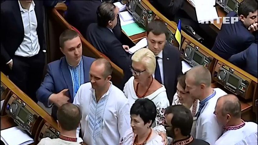 Депутаты в вышиванках приняли законопроекты о полиции