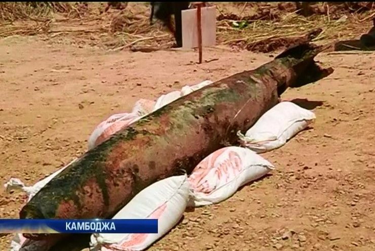 У річці в Камбоджі впіймали 227-кілограмову бомбу США (відео)