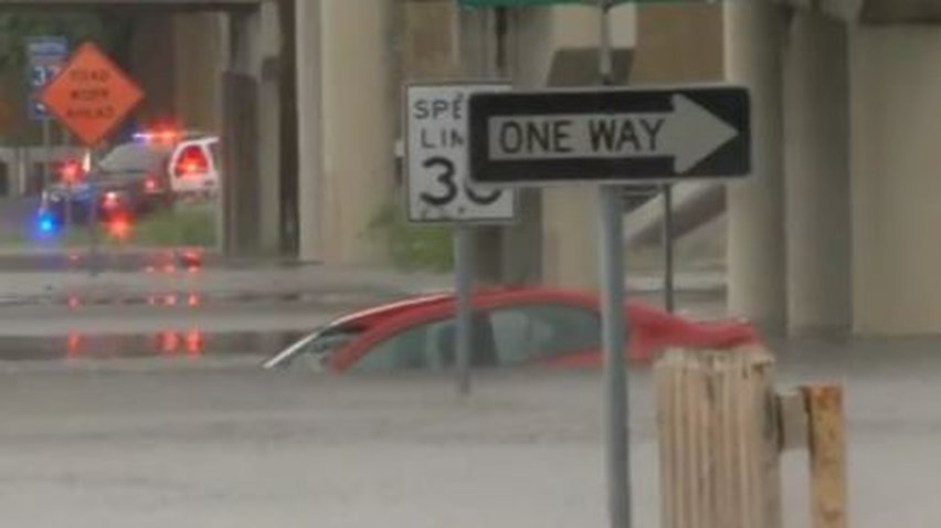 У Техасі зливи змивають авто з вулиць