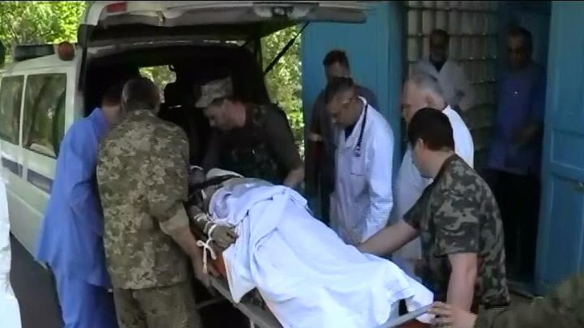 В Авдіївці військові допомагають медикам евакуювати цивільних
