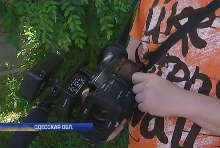 Журналистам под Одессой побили камеру