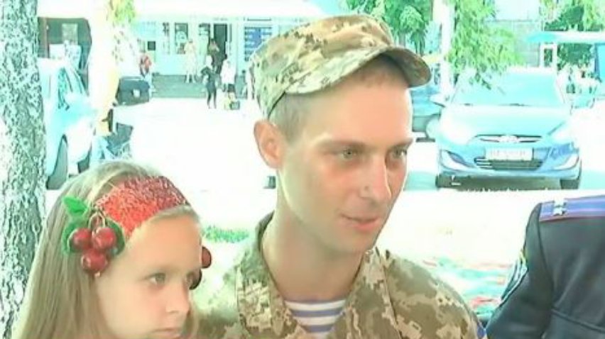 Десантники из Кировограда отблагодарили девочку за посылки с печеньем
