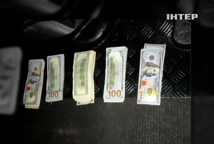 Двоє українців намагалися вивезти з Криму $30 тис доларів