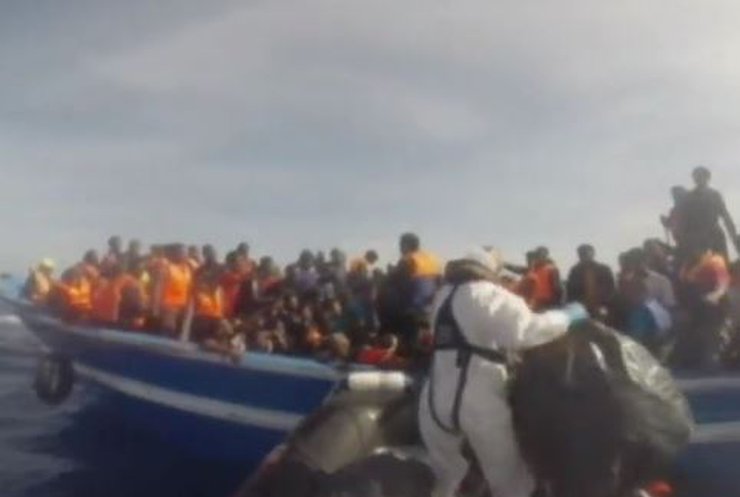 У берегов Италии спасли 3,5 тысячи нелегалов