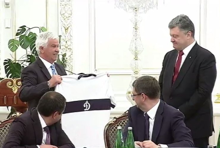 Порошенко наградил ветеранов "Динамо Киев"