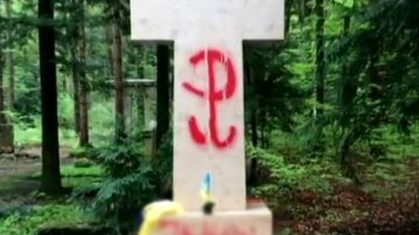 На могиле Бандеры нарисовали герб борьбы с нацизмом