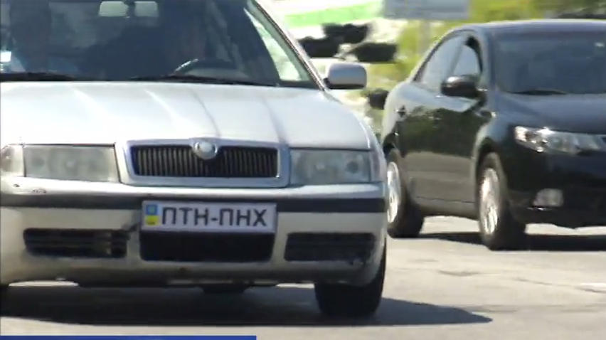Авто с ПТН-ПНХ вместо номеров не останавливают даже на Крещатике (видео)