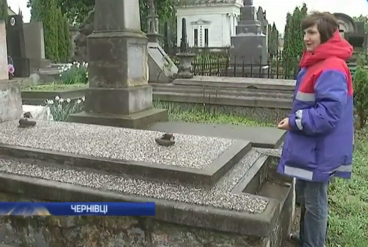 На цвинтарі Чернівців злодії обікрали сотню могил