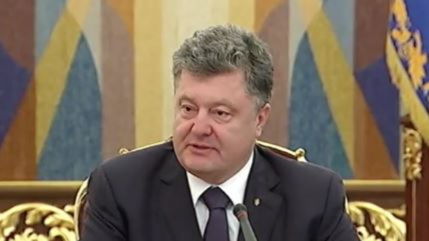 Порошенко показал школьникам тайные комнаты своей администрации