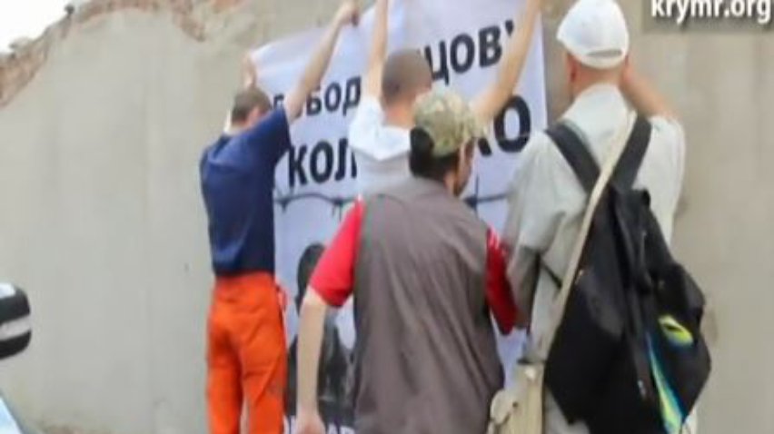 В Киеве милиция запрещала клеить плакаты на консульство России