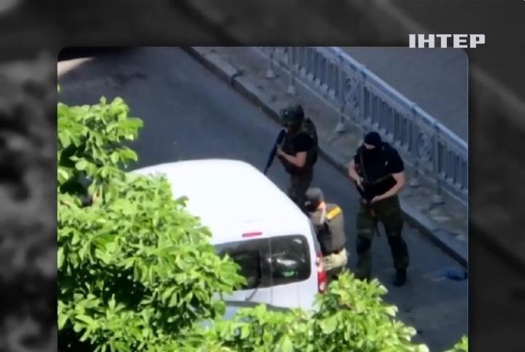 В центрі Києва після погоні у підозрюваних вилучили зброю