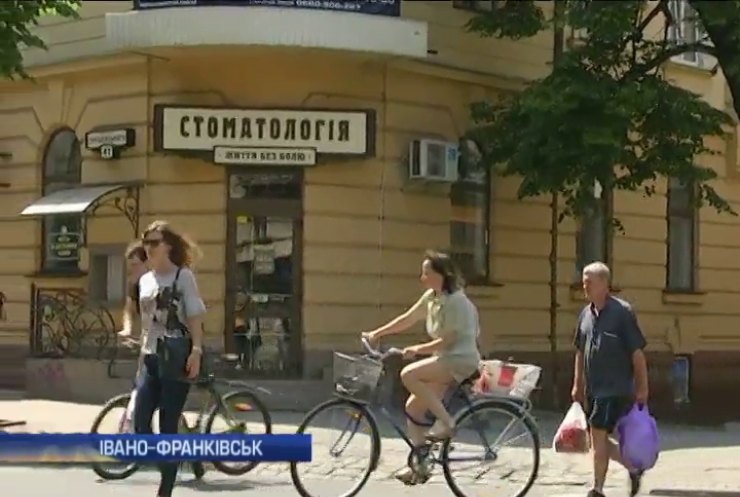 В Івано-Франківську молодь пересідає на велосипеди