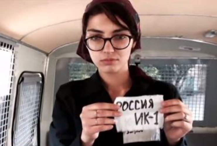 Надежду Толоконникову из Pussy Riot задержали за флага России (видео)