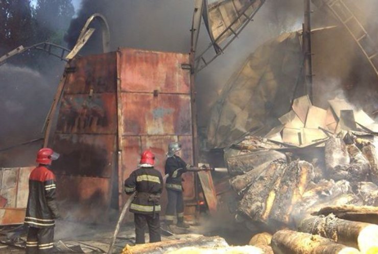Пожежа у Броварах: сморід та паніка у місті (відео)