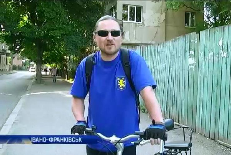 В Івано-Франківську із автомобілів та маршруток пересідають на велосипеди (відео)