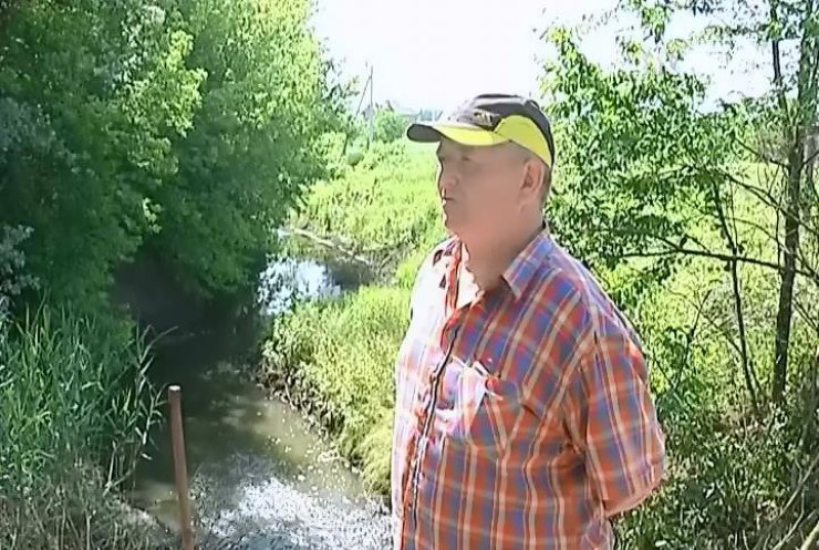 На Буковині селяни протестують проти забруднення річки відходами