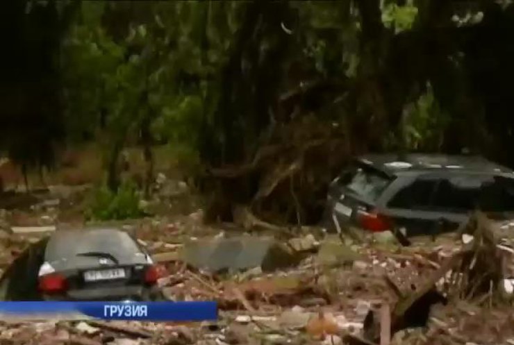 Наводнение в Тбилиси: в машинах под водой остаются люди (видео)