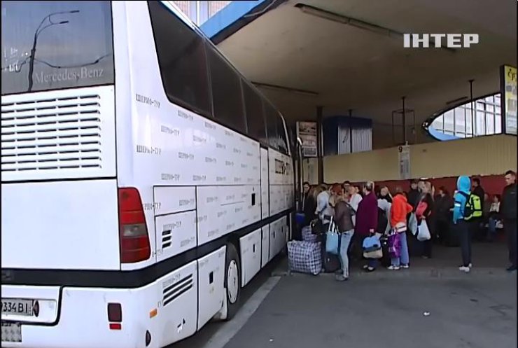 Переселенцы возмущены запретом проезда на Донбасс автобусов