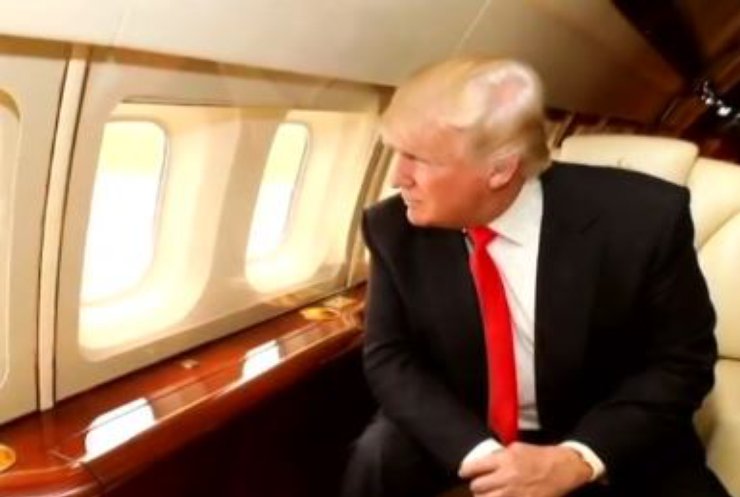 Миллиардер Дональд Трамп хвастается золотым туалетом