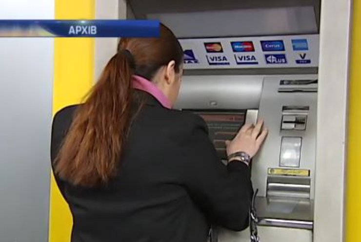 Греки в паніці від виходу з Єврозони забирають гроші з банків 