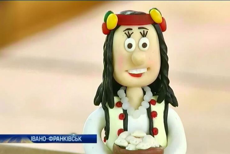 В Івано-Франківську майстер виробляє з глини гуцулів