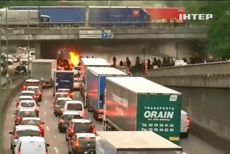 Таксисти Парижа заблокували дорогу до аеропорту