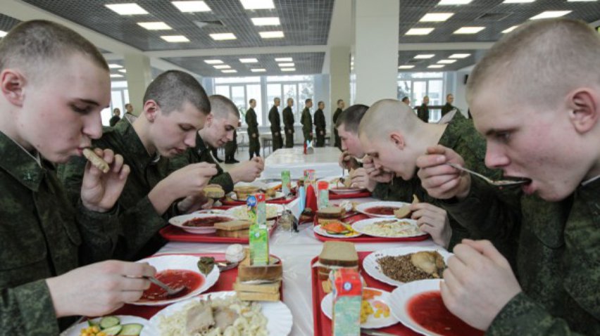 Солдат на фронте кормят паштетами с плесенью и кашей без мяса